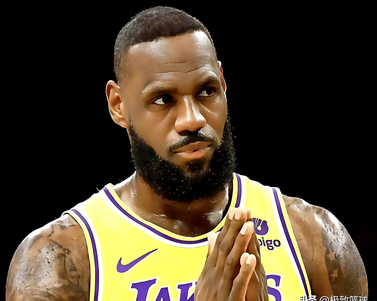 詹姆斯迎来七赛季出色发挥，美国队观众热烈欢呼！