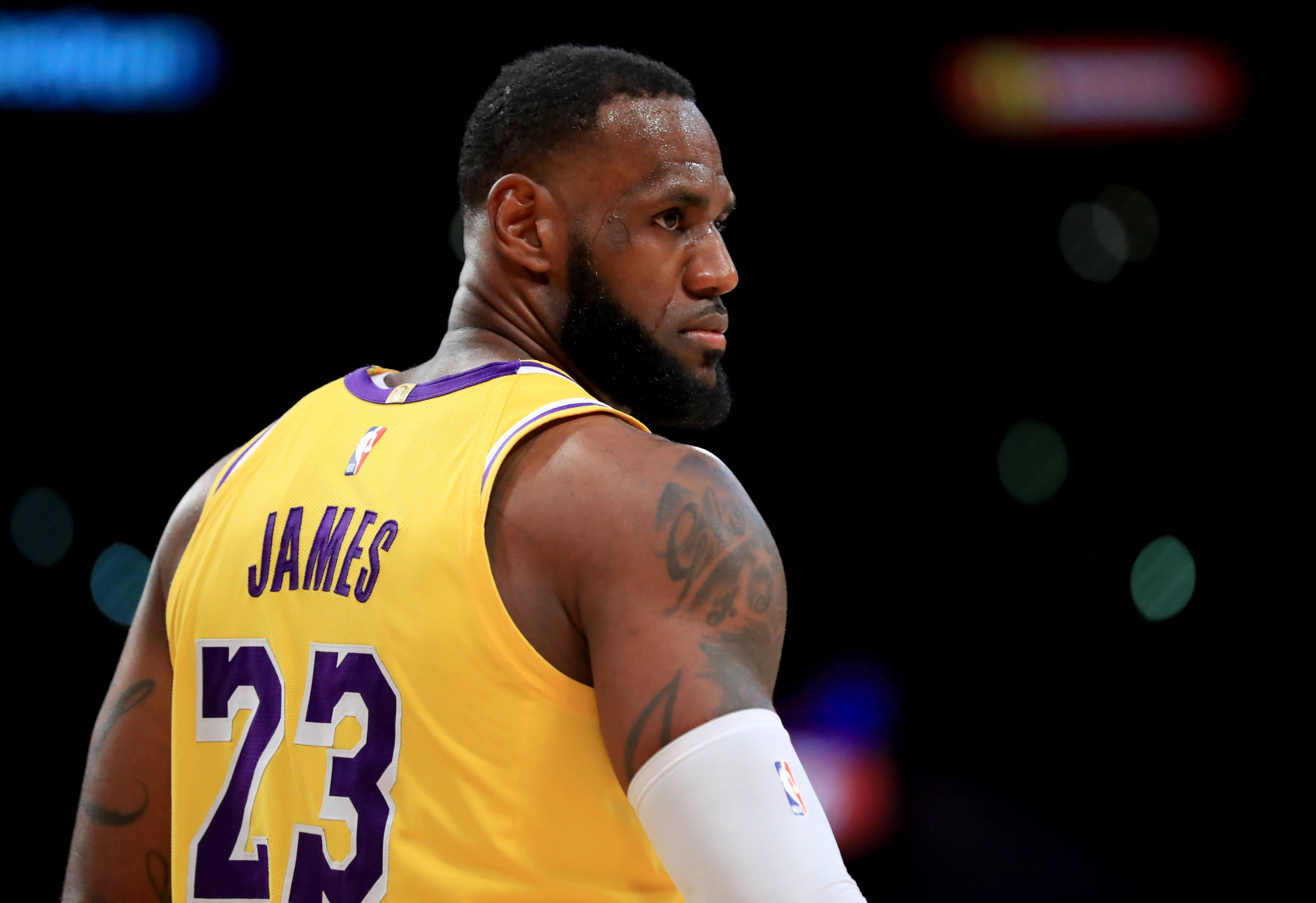 九游游戏中心-塞尔维亚队观众热烈欢呼！，詹姆斯迎来十赛季出色发挥比赛高潮迭起的简单介绍-九游游戏中心