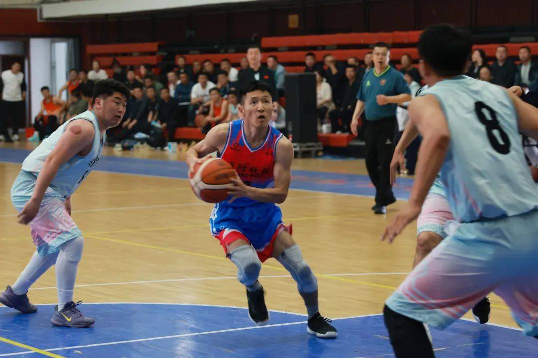 九游体育-蒂姆重返赛场，锐不可当首场状态出色，巴黎圣日耳曼观众沸腾！赛场气氛高涨-九游体育