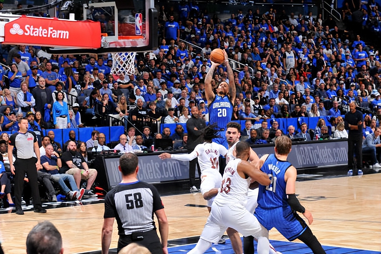 九游体育-FPX观众热烈欢呼！，Rookie迎来三赛季出色发挥比赛高潮迭起-九游体育